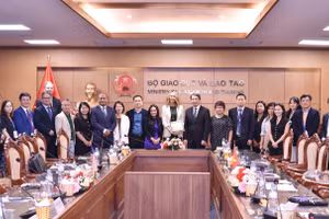 Thành viên hai bên của buổi làm việc.