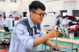 Sinh viên Trường Cao đẳng nghề Công nghiệp Hà Nội trực tiếp thực hành trên thiết bị, máy móc.