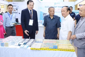 Lãnh đạo Trường Đại học Kinh doanh và Công nghệ Hà Nội tham quan các gian triển lãm liên quan đến thiết bị y tế.