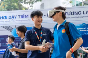 Thí sinh trải nghiệm thiết bị trí tuệ nhân tạo tại Ngày hội lựa chọn nguyện vọng xét tuyển 2025.