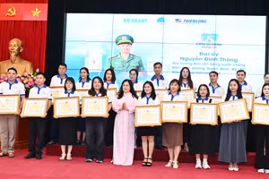 Thứ trưởng Nguyễn Thị Kim Chi đã trao Bằng khen của Bộ trưởng Bộ GD&ĐT cho các thầy, cô giáo tiêu biểu