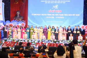 Thứ trưởng Bộ GD&ĐT Nguyễn Thị Quyên Thanh trao Kỷ niệm chương vì sự nghiệp giáo dục cho cán bộ, giảng viên của Học viện. 