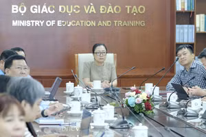 Thứ trưởng Bộ GD&ĐT Nguyễn Thị Quyên Thanh chủ trì cuộc họp.