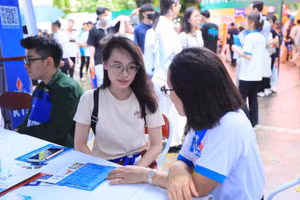Thí sinh tham dự Ngày tư vấn xét tuyển đại học, cao đẳng năm 2024.