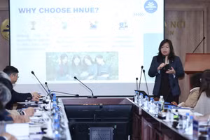 Cán bộ, giảng viên Trường ĐH Sư phạm Hà Nội giới thiệu về trường.
