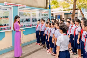 Cô - trò Trường tiểu học Trần Quang Cơ (Quận 12, TP Hồ Chí Minh).