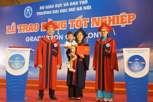 Niềm vui của tân cử nhân trong ngày nhận bằng tốt nghiệp.