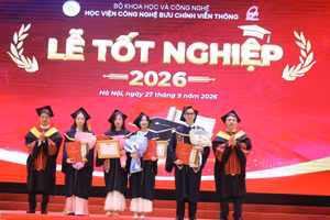 Những tân cử nhân được vinh danh khen thưởng và nhận bằng tốt nghiệp - sáng 27/9.