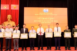 Trao Huy hiệu Đảng cho 10 đảng viên thuộc Đảng bộ Bộ GD&ĐT