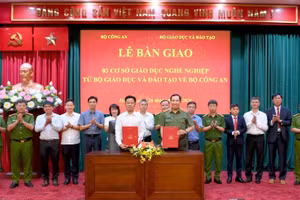 Thứ trưởng Lê Quân và Thứ trưởng Lê Văn Tuyến ký, trao biên bản bàn giao, tiếp nhận 3 cơ sở giáo dục nghề nghiệp.