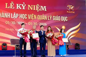 Thứ trưởng Lê Quân vinh danh các cán bộ, giảng viên Học viện Quản lý giáo dục.