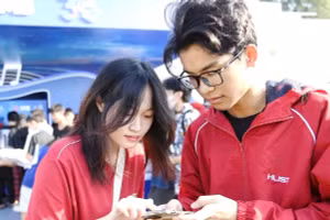 Sinh viên ĐH Bách khoa trải nghiệm thanh toán không dùng tiền mặt.