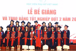 PGS.TS Trần Quang Tiến – Giám đốc Học viện Phụ nữ Việt Nam trao bằng tốt nghiệp cho tân cử nhân, thạc sĩ.
