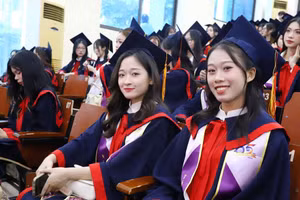 Sinh viên Trường ĐH Thủ đô Hà Nội trong ngày nhận bằng tốt nghiệp. Ảnh: NTCC.