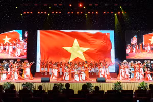 Chương trình nghệ thuật “Tuổi trẻ - Khát vọng - Tự hào Việt Nam” chào mừng năm học mới của Trường ĐH Mở Hà Nội.