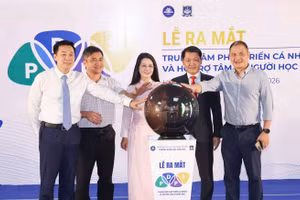 Nghi thức bấm nút ra mắt Trung tâm Phát triển cá nhân và Hỗ trợ người học.