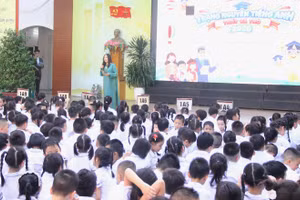 Bà Nguyễn Phương Hóa – Phó Hiệu trưởng Trường tiểu học và THCS Tân Khai giao lưu với học sinh bằng tiếng Anh.
