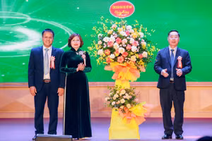 Công đoàn Giáo dục Việt Nam chúc mừng Trường ĐH Đông Đô nhân kỷ niệm 30 năm thành lập.
