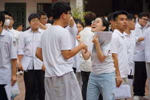Thí sinh sau khi hoàn thành bài thi môn Toán - Kỳ thi tốt nghiệp THPT năm 2026.