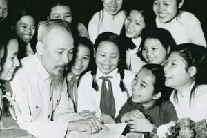 Chủ tịch Hồ Chí Minh với học sinh (Ảnh tư liệu/internet).