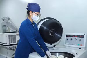 Nghiên cứu khoa học ở Học viện Nông nghiệp Việt Nam.