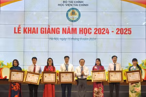Thứ trưởng Bộ Tài chính Lê Tấn Cận trao danh hiệu nhà giáo Ưu tú, Huân chương Lao động các hạng cho các cá nhân.