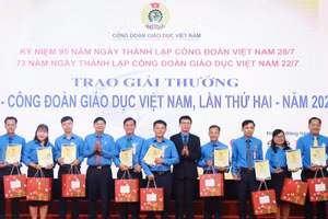Các nhà giáo vinh dự nhận giải thưởng 22/7 Công đoàn Giáo dục Việt Nam năm 2024.