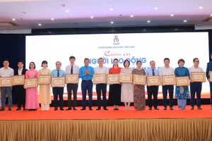 Người lao động ngành Giáo dục được vinh danh, khen thưởng.
