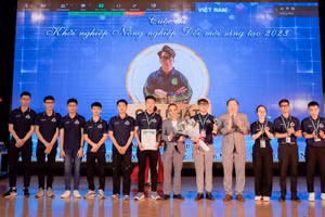 Ban tổ chức trao giải Nhất cho các tác giả của dự án “Chế tạo máy hàn tự động” của sinh viên Học viện Nông nghiệp Việt Nam năm 2023.