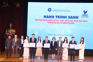 Các tổ chức, cá nhân trao ủng hộ Quỹ đồng hành với học sinh, sinh viên vùng khó khăn của Trường ĐH Sư phạm Hà Nội.