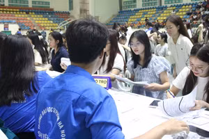 Hà Chi (thứ hai từ phải qua trái) làm thủ tục nhập học.