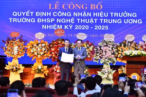 Thứ trưởng Bộ GD&ĐT Hoàng Minh Sơn (bên phải) trao Quyết định công nhận PGS.TS Lê Vinh Hưng là Hiệu trưởng Trường ĐH Sư phạm Nghệ thuật Trung ương nhiệm kỳ 2020 – 2025.