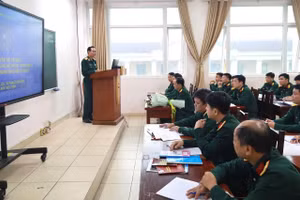 Trung tướng, GS, TS Phan Tùng Sơn giảng bài cho học viên Khoá 20 - Hoàn thiện cán bộ hậu cần cấp trung, sư đoàn.