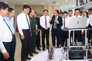 Thứ trưởng Bộ GD&ĐT Phạm Quang Hưng thăm triển lãm của Trường Đại học Giao thông vận tải.