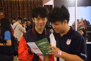 Học sinh đến tham dự Triển lãm du học.