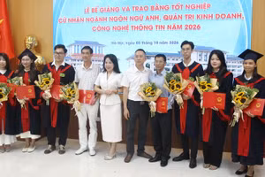 Lãnh đạo Khoa Đào tạo tại chức trao bằng tốt nghiệp và tặng hoa chúc mừng tân cử nhân.