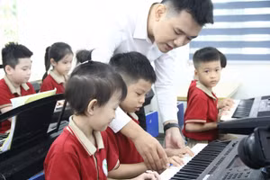 Tiết học âm nhạc của học sinh Trường tiểu học Long Biên (Hà Nội). Ảnh: Sỹ Điền.