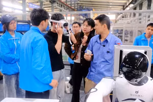 Sinh viên Trường Cao đẳng Cơ điện Hà Nội tham quan, trải nghiệm học tập tại Đại học Kỹ thuật Liễu Châu Trung Quốc. Ảnh: Website nhà trường.