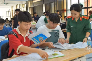 Tân sinh viên làm thủ tục nhập học vào Học viện Kỹ thuật Quân sự.
