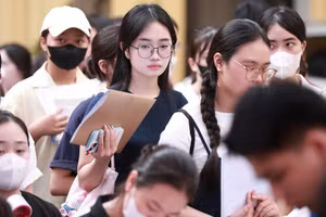 Tân sinh viên Học viện Phụ nữ Việt Nam trong ngày nhập học.