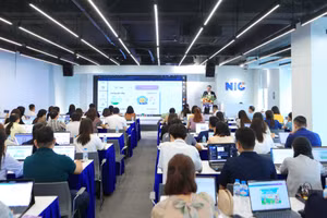 Giáo viên thực hành 'Canva Giáo dục' ngay tại chương trình.