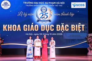 Thứ trưởng Nguyễn Thị Quyên Thanh trao Bằng khen của Bộ trưởng Bộ Giáo dục và Đào tạo tới tập thể, cá nhân có thành tích xuất sắc.