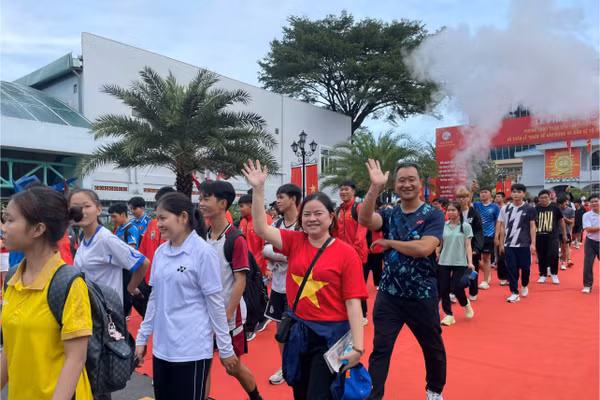 Sáng 10/10, Lễ phát động “Mỗi người dân lựa chọn ít nhất một môn thể thao phù hợp để tập luyện thường xuyên” và tuần lễ “Khỏe để xây dựng và bảo vệ Tổ quốc” đồng loạt tổ chức tại 34 địa phương trên cả nước.