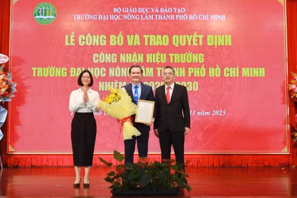 PGS.TS Nguyễn Tất Toàn nhận quyết định công nhận Hiệu trưởng Trường Đại học Nông Lâm TPHCM. Ảnh: NTCC.