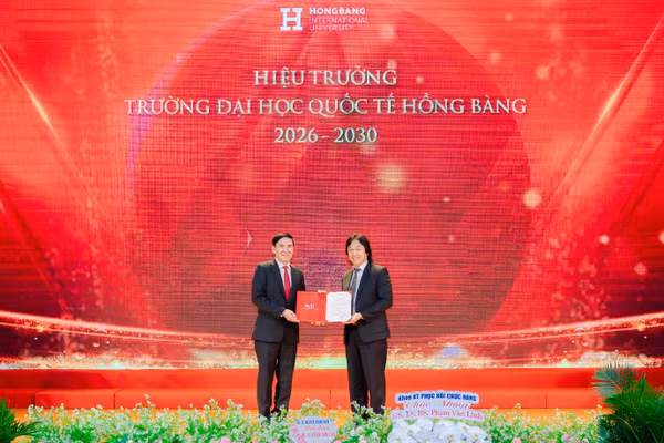 Lãnh đạo Tập đoàn Nguyễn Hoàng trao quyết định bổ nhiệm GS.TS.BS.CKII Phạm Văn Lình.