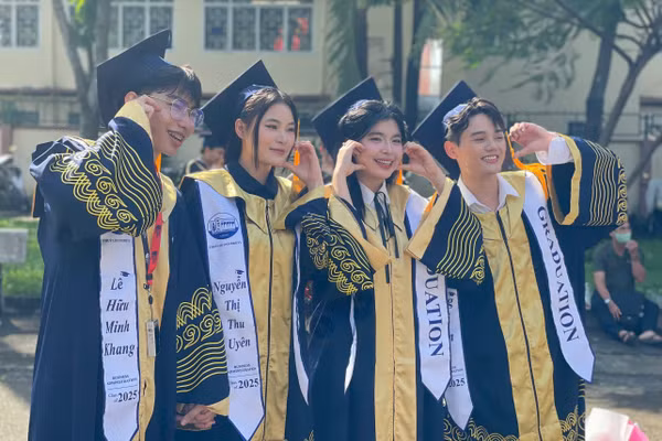 Các tân cử nhân, kỹ sư Trường Đại học Thủy lợi rạng rỡ trong lễ tốt nghiệp. Ảnh: Hà An.