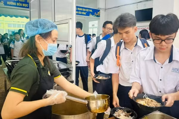 Học sinh Trường THPT Nguyễn Thị Diệu (TPHCM) nhận phần ăn bán trú. Ảnh: NTCC. 