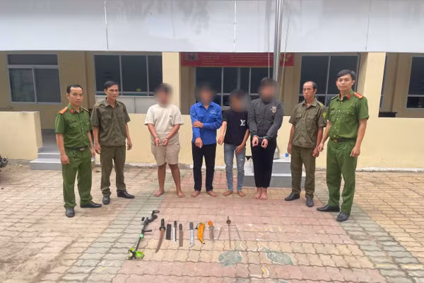 Nhóm thiếu niên với những hung khí tự chế. (Ảnh: Công an TPHCM).