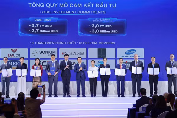 Lãnh đạo UBND TPHCM trao giấy chứng nhận cho 10 thành viên đầu tiên của VIFC-HCMC. Ảnh: BTC.