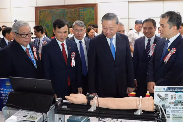 Tổng Bí thư, Chủ tịch nước Tô Lâm tham quan triển lãm thành tựu khoa học công nghệ của ĐHQG Hà Nội. Ảnh: VNU.